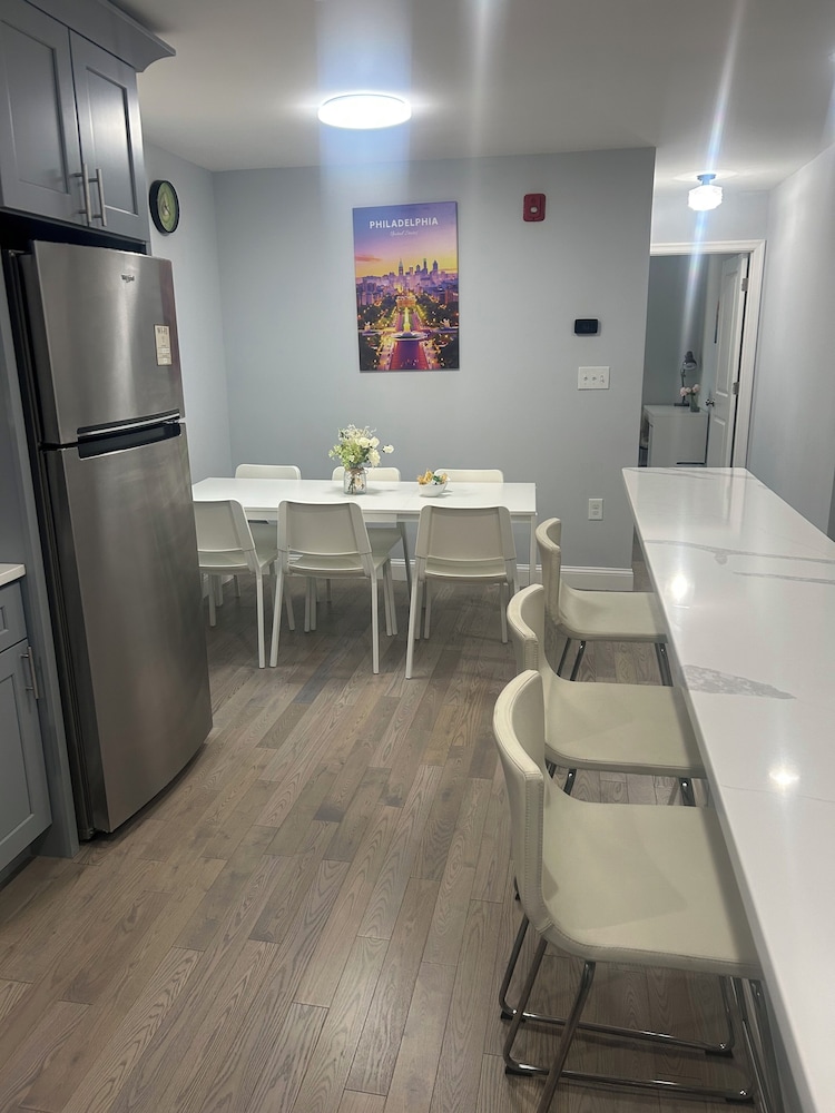 Cozy 2-3 Bedroom Apt in Center City