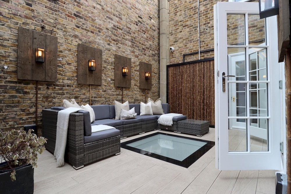49 Cheyne Place in London