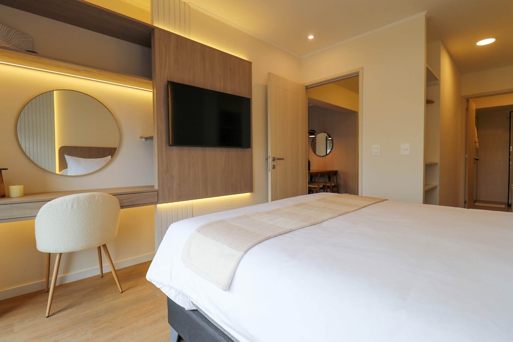 w Elegant 2BR w Balcony Near Larcomar