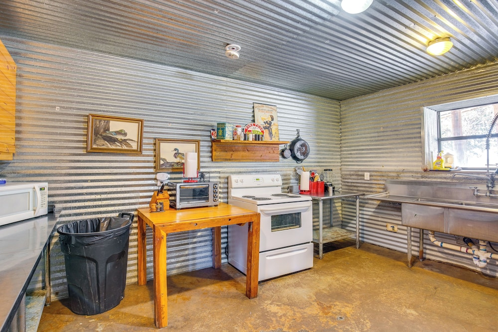 Group Getaway! Multi-level Lodge on Lake Tawakoni