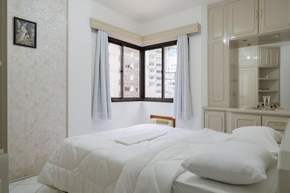 Apartment w Balcony 250m From Praia Central Erj101
