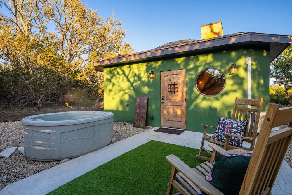Woodsman Hobbit with Hot Tub & Fireplace