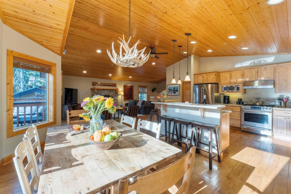 Washoe Chalet by Avantstay Game Room, Hot Tub, Putting Green & Fire Pit