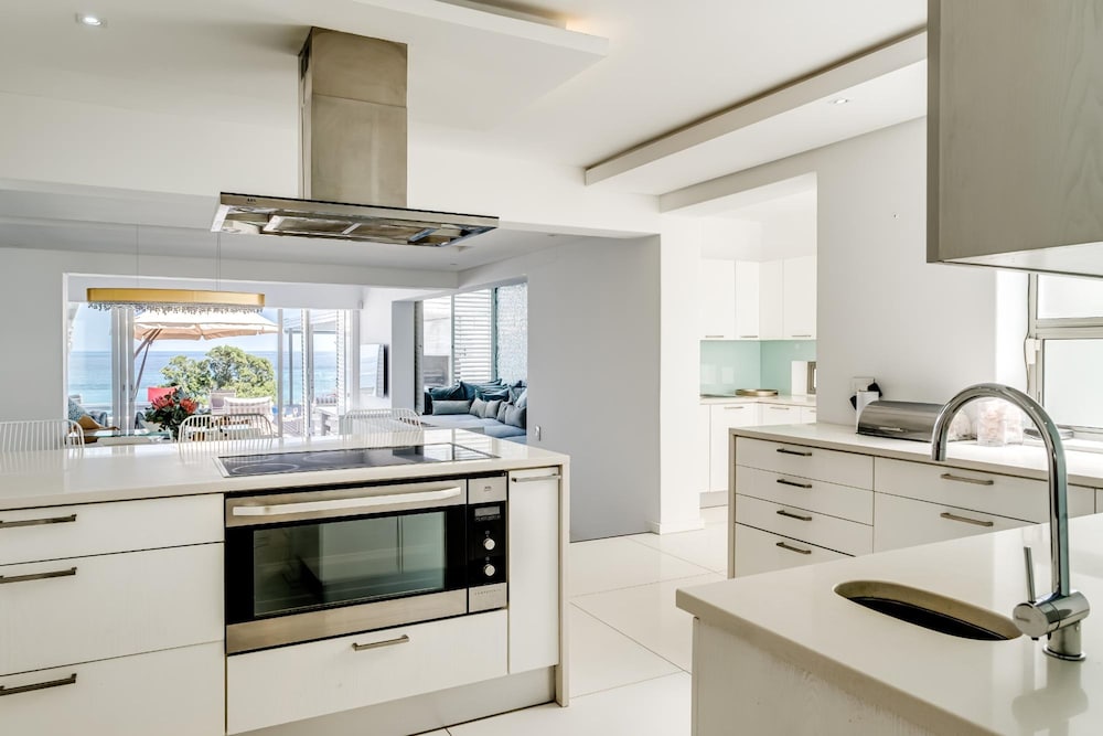 Villa Bleu Blanc in Camps Bay With Pool and Views