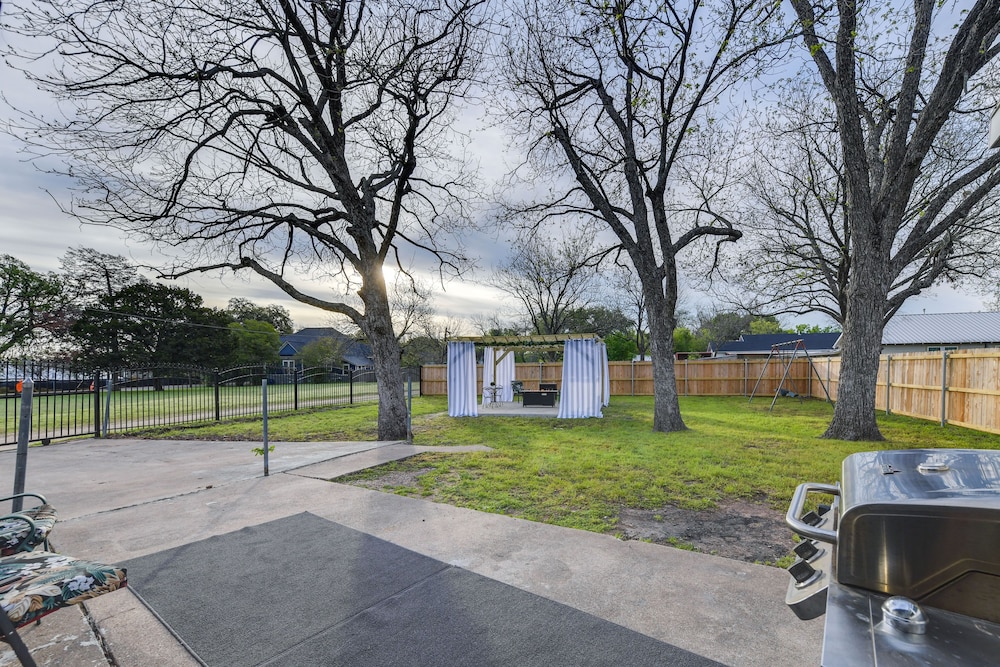 1 Mi to Dtwn Waco! Lovely Home w/ Fire Pit Table