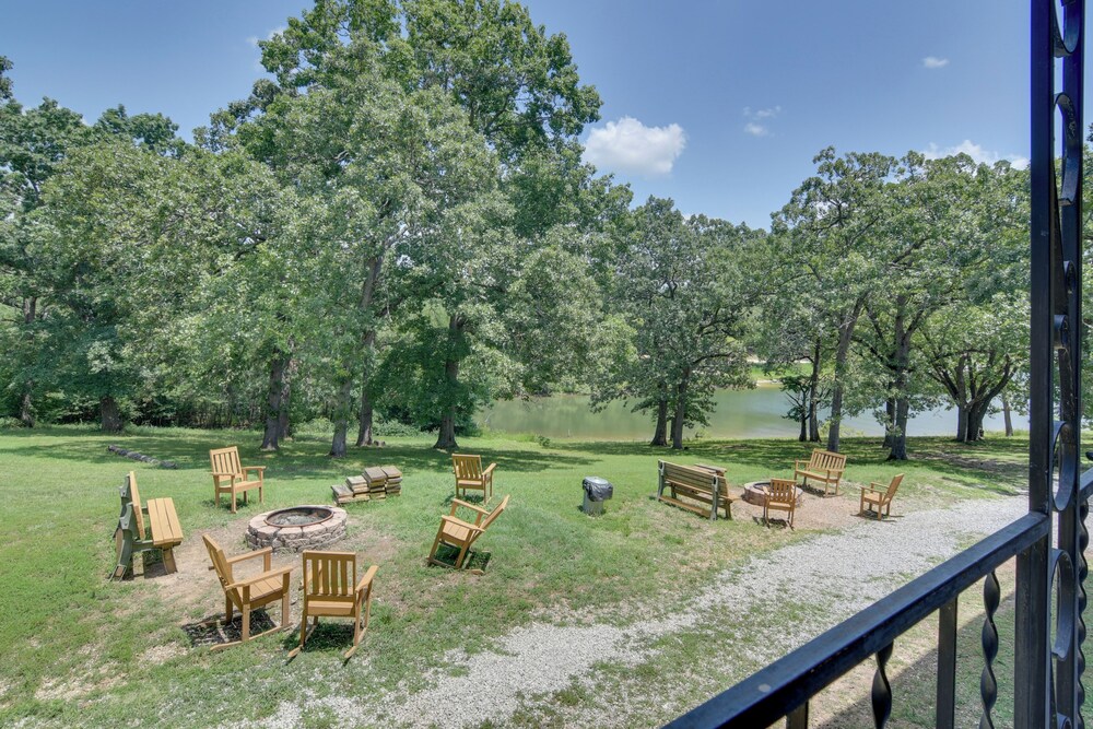 Charming Studio w/ Pool & Table Rock Lake Access!