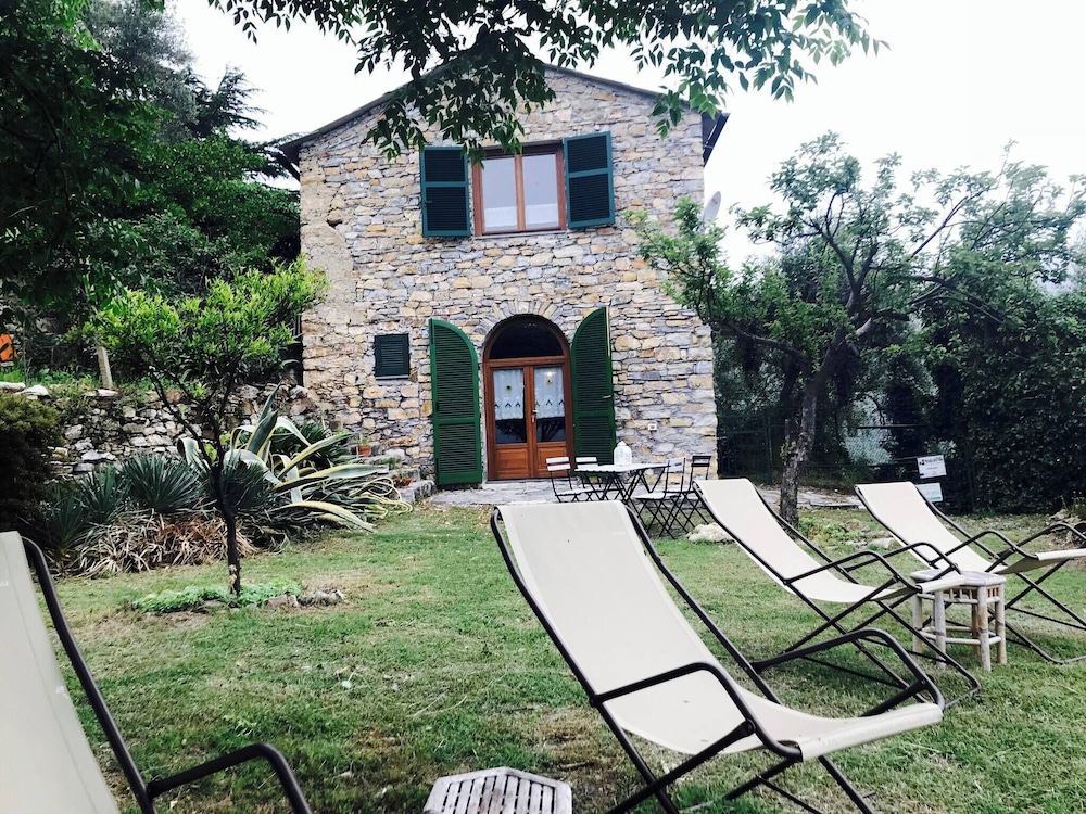 Panoramic Rural House With Garden