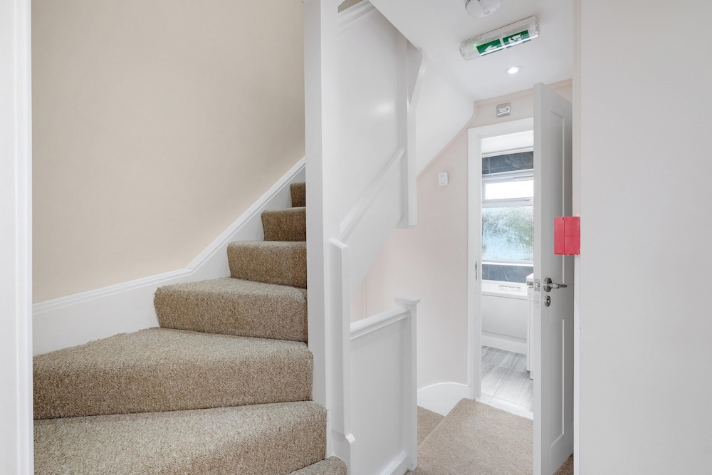 Stylish 4 Bedroom Home in Brightside Ave