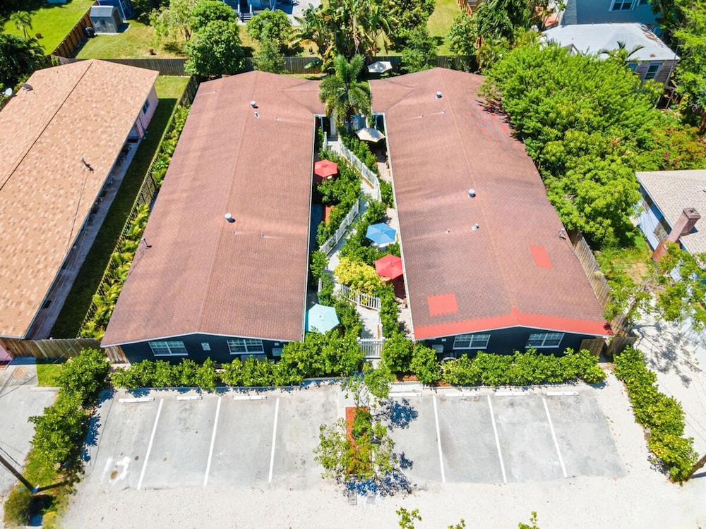 Stylish 2 BR Condo - Free Parking on Premises