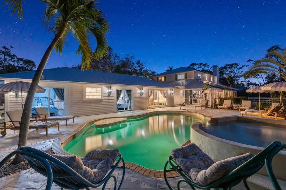 2 Bedroom 1 Bath Pool View Private Suite