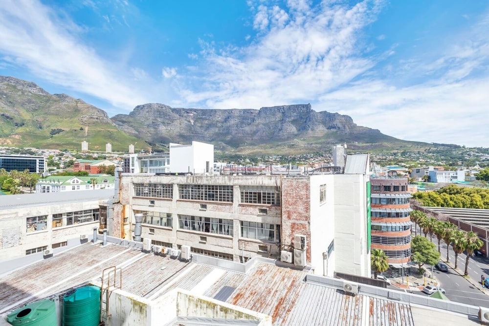 Bright Studio Apartment w/ Stunning Roof-top Pool view 3