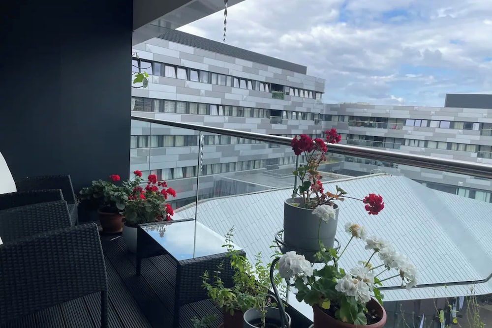 Chic 2BD Flat With Private Balcony - Greenwich