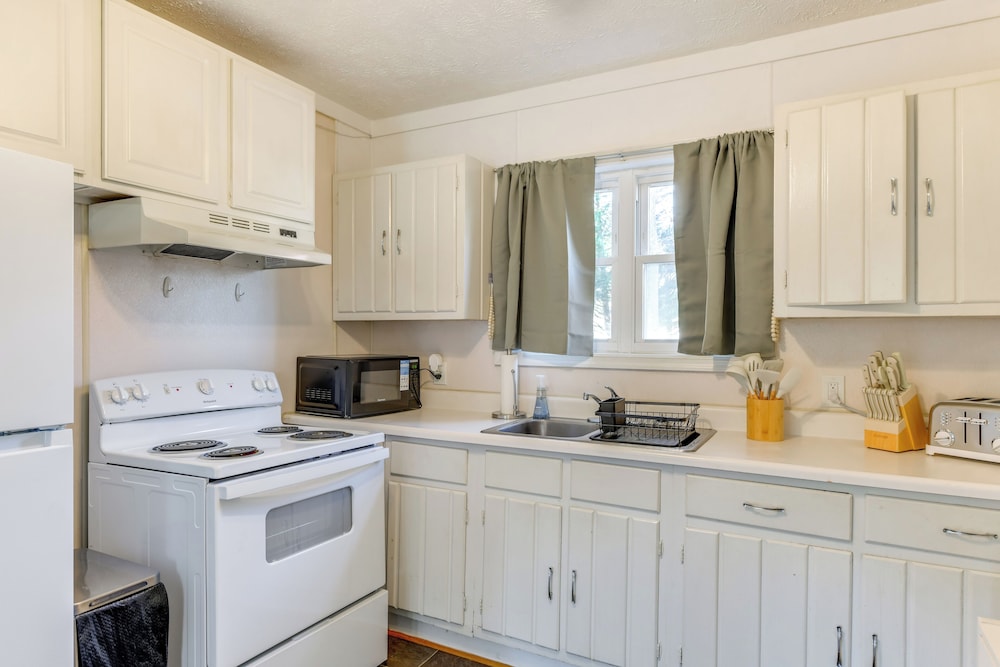 9 Mi to Colonial Beach: Charming Cottage w/ Yard!