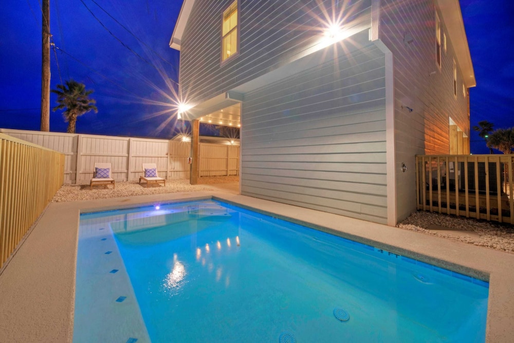 Sleeps 24 2 Homes, Walk to the Beach, Private Pools, Fire Pit, Modern Design