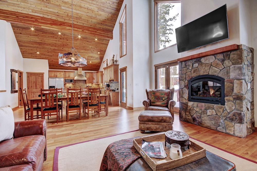 Pine Needle Lodge 5 Bedroom Home by RedAwning