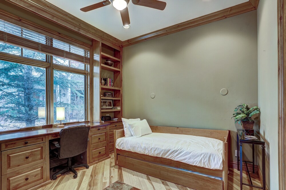 4br Plus Den Platinum Townhome, Walk To Lift 4 Bedroom Townhouse by RedAwning view 4