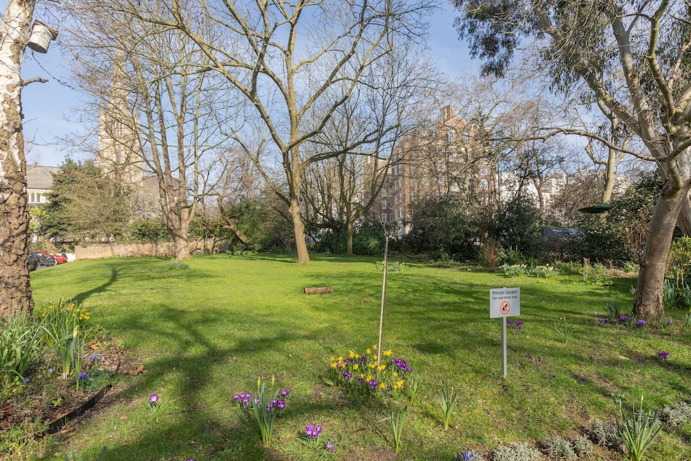 Ladbroke Grove XV by Onefinestay