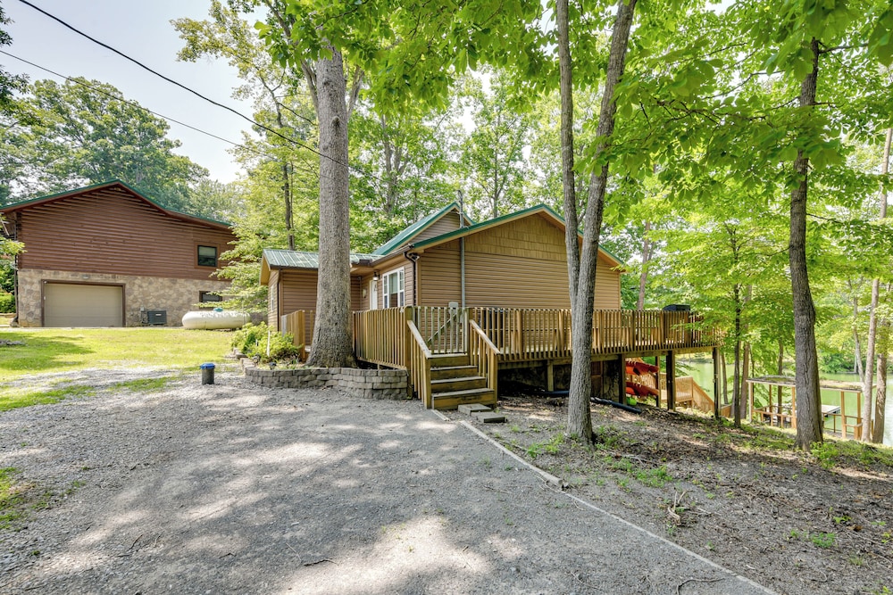 Boat Dock: Family-friendly Douglas Lake Home!