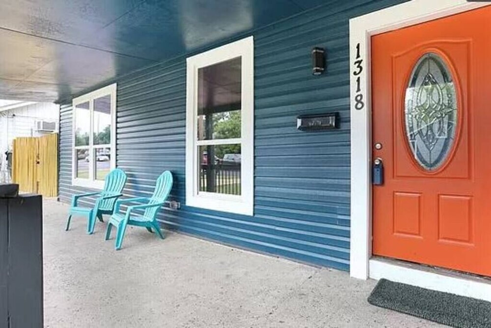 Stylish 4 Br/2ba Renovated Home Near Downtown view 2