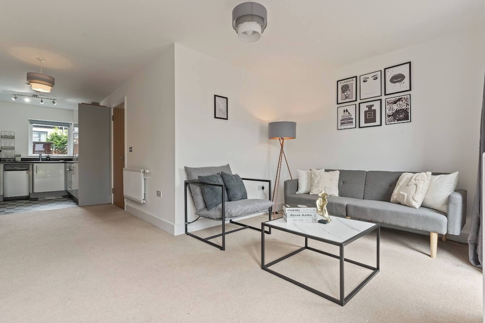3-bed Elegant House Near Museums, Bullring & Parks