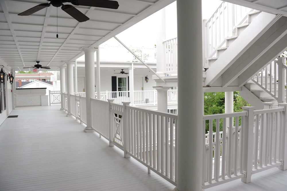 Carriage House Inn