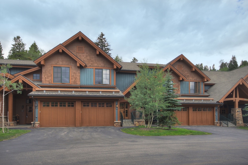 Ski-in 2br W/luxe Decor Steps To Winter Activities 2 Bedroom Townhouse by RedAwning