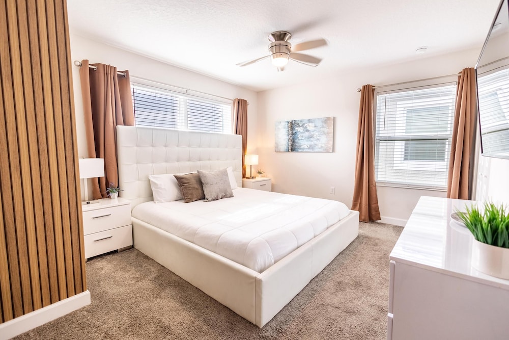 8967 CC - Cozy 5 Bed Home With Private Pool