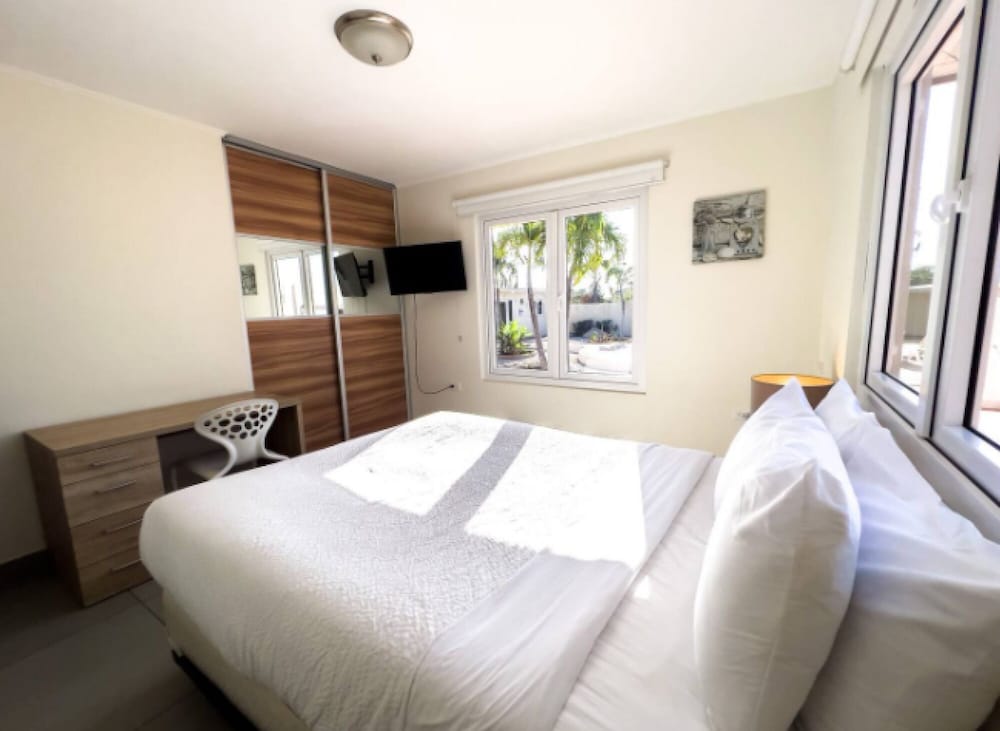 Spacious 6BR Villa w Pool Close2beach Sleeps 16