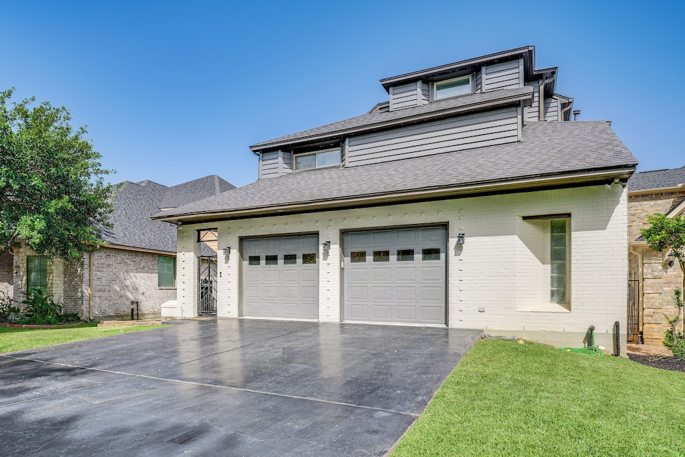 Exquisite Canal-front Home: Access to Lake Conroe! view 4