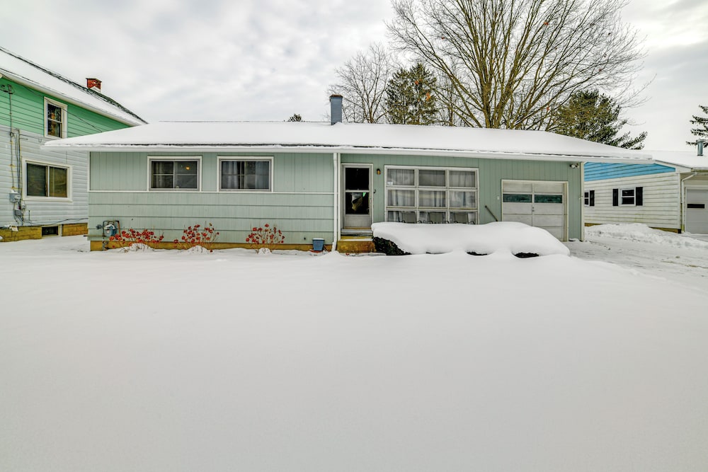 4 Mi to Dtwn: Pet-friendly Home in Utica