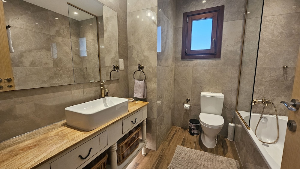 62 APH - Stay Aphrodite Hills Apartment