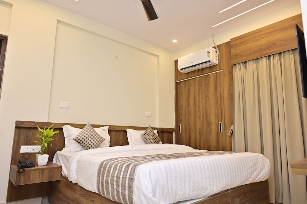 Hotel Noble Nook 100 ft. Road Indiranagar