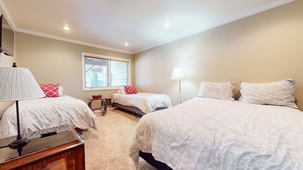 Lakeview Villas #27 3 Bedroom Condo by RedAwning view 5