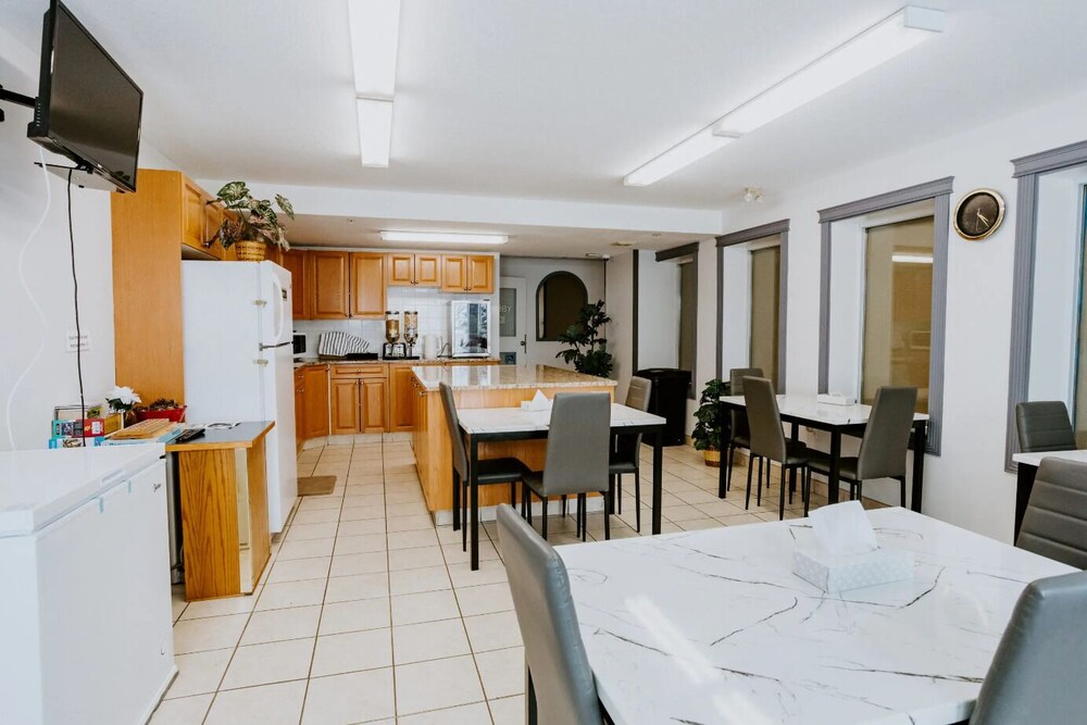 Western Budget Motel Plus Mosaic Suites