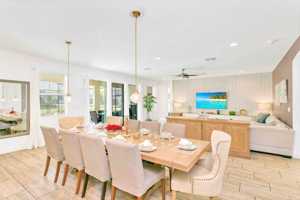 Super Size - 11br Spacious Home w Pool HOT TUB