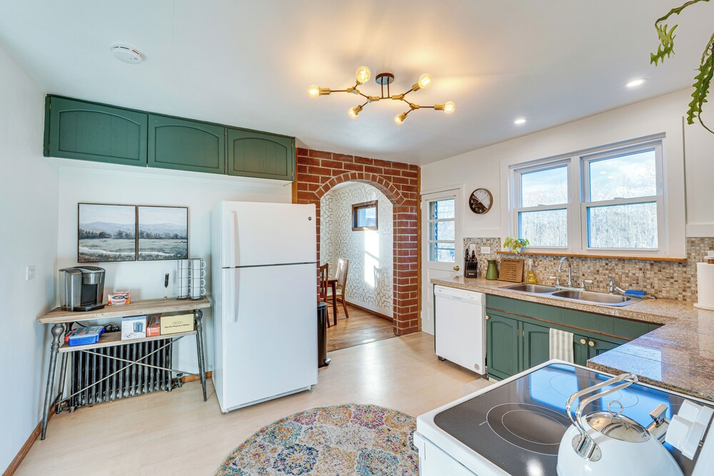 Charming Gardiner Home w/ Yard & Sunroom