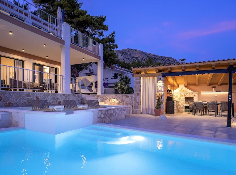 Sunlit Shores Beach Villa With Pool, Gym and Sauna