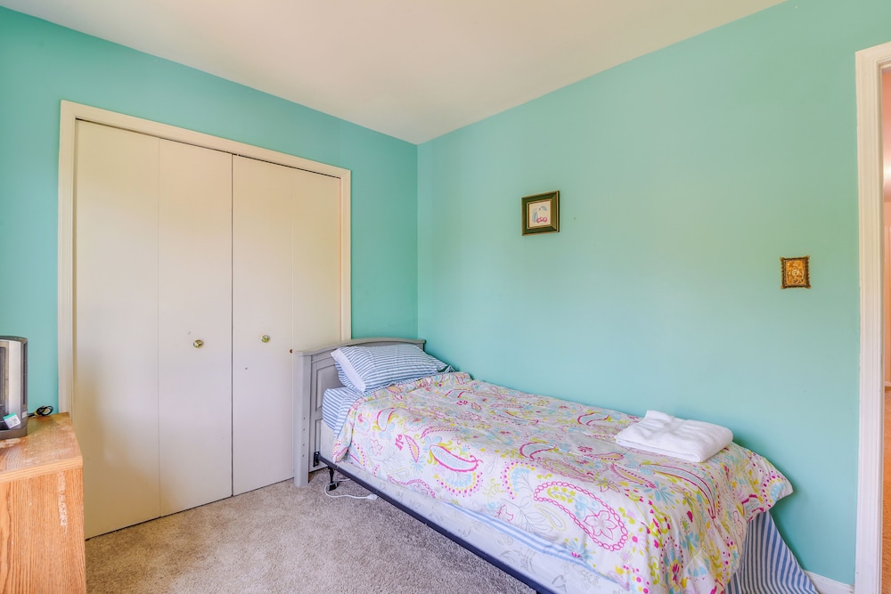 Close to Hospital & Dulles: Herndon Townhome