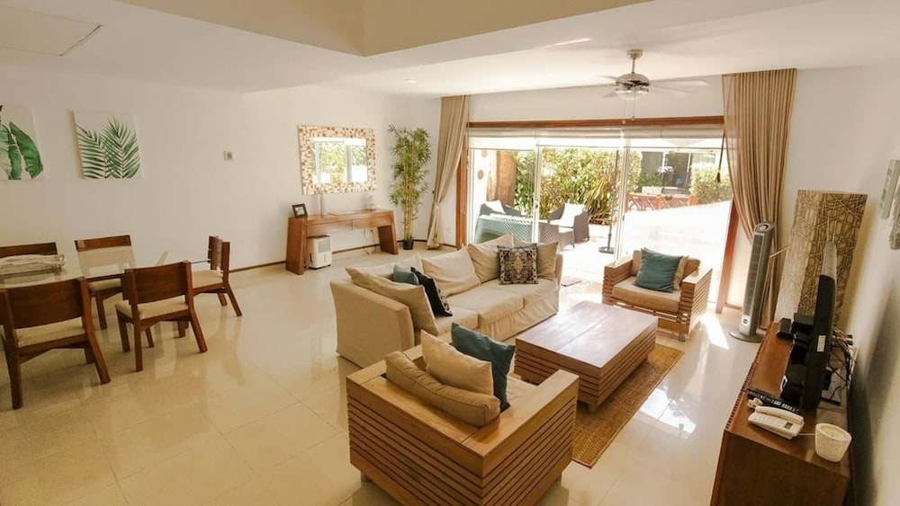 MAGNIFICO DUPLEX a 1 calle de la 5ta av view 3