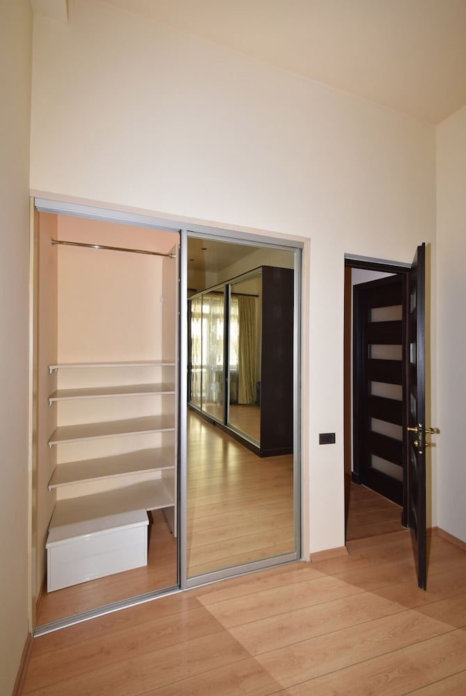 Spacious Apartment by Luxe Group TT606
