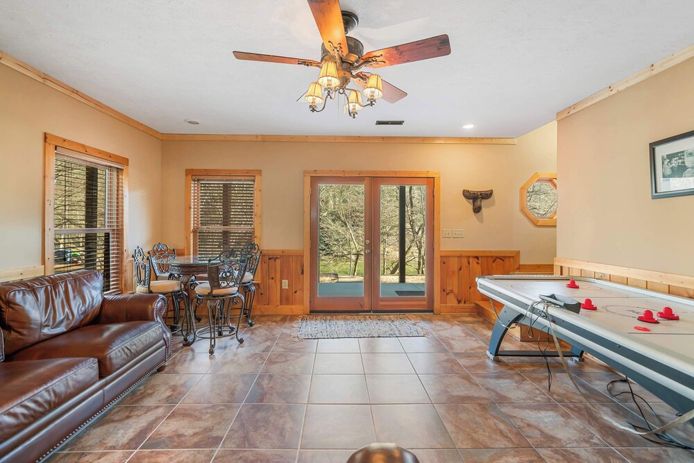 New! Riverfront Retreat Sleeps 12 Ellijay