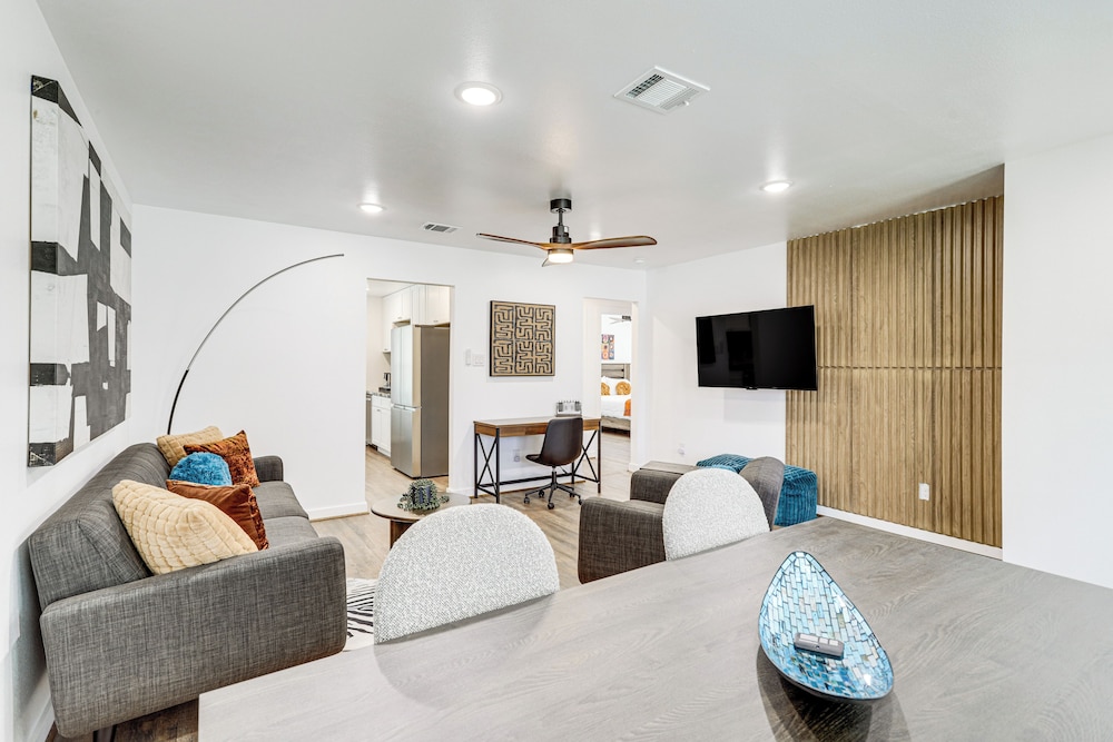 6 Mi to Dtwn: Sleek Houston Retreat!