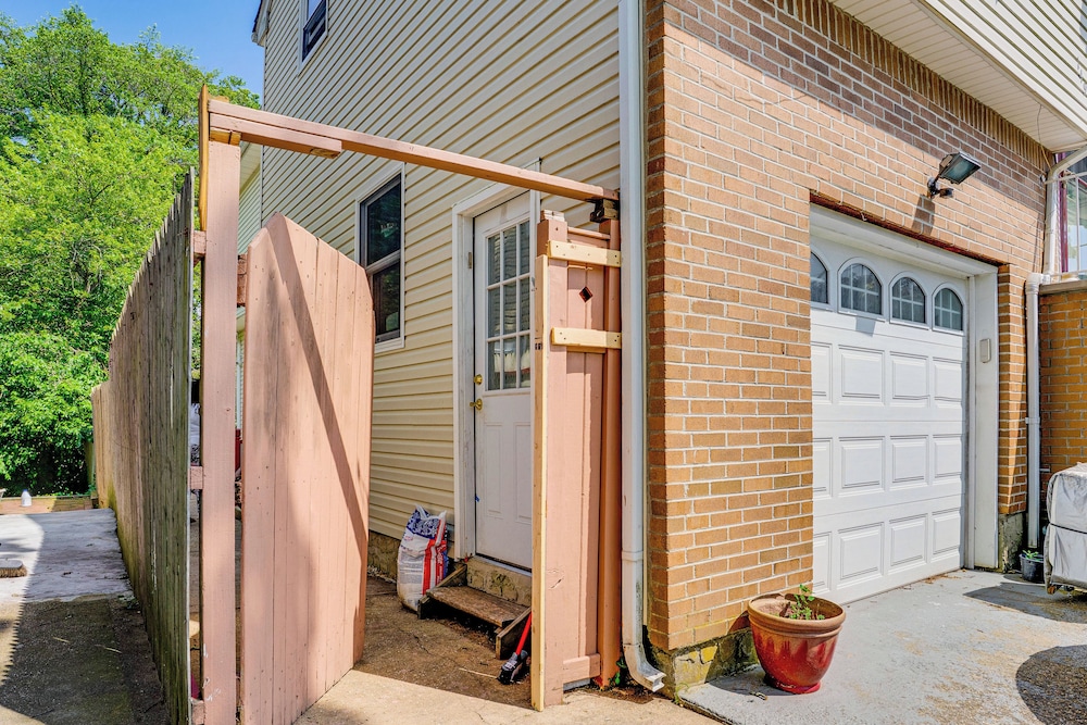 8 Mi to Long Beach: Cozy Apt w/ Fenced Yard!