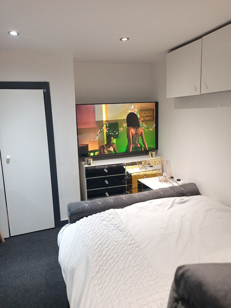 Beautiful En-suite Studio in Leeds -lower Floor view 4
