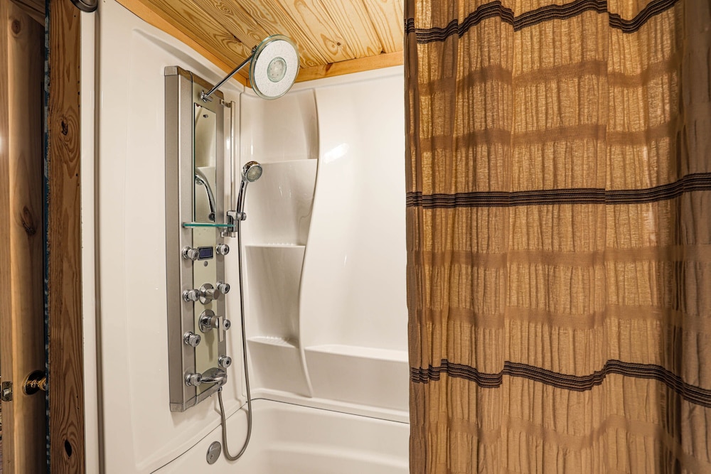 Bear Creek Lodge and Cabins in Helen Ga - Pet Friendly, River on Property, Walking Distance to downtown Helen