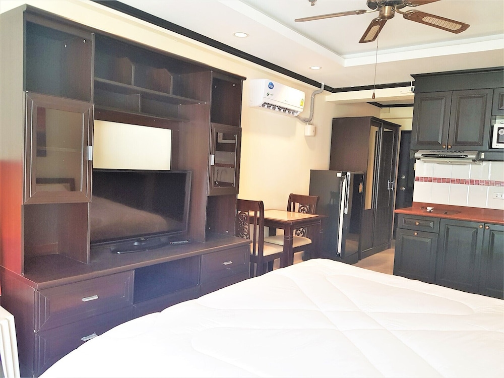Jomtien Beach Condo sea View Studio Apartment 12th Floor view 4