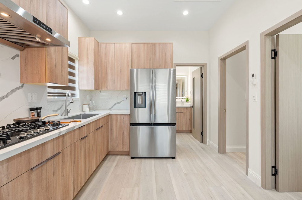 Modern Private Home w Full Kitchen Parking