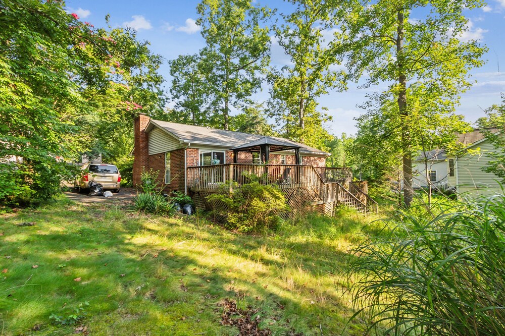 Charming Family Retreat With Scenic Views 3 Bedroom Home