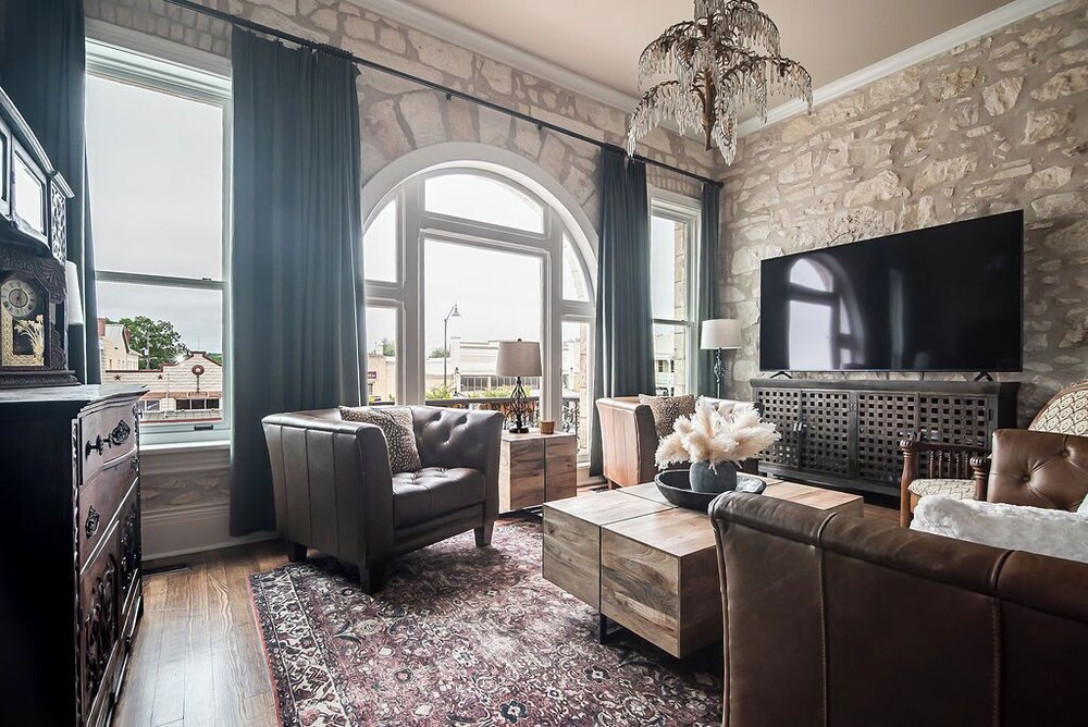 The Bank on Main St - Historic Luxury Suite W/rooftop Deck Overlooking Main Street