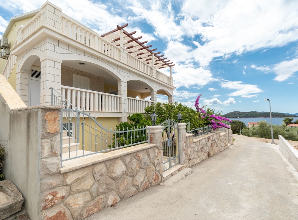 Modern Villa Near the Sea